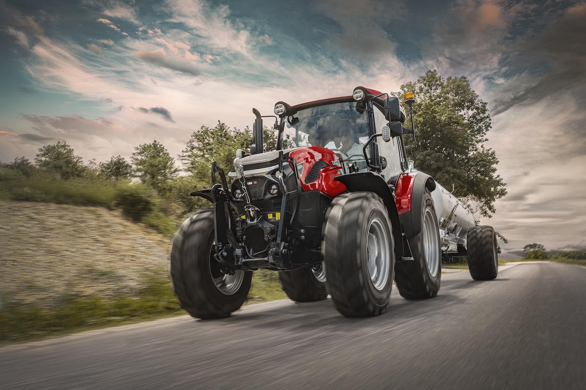 I trattori serie Farmall A di Case IH sono agili su strada come pure in campo e in azienda